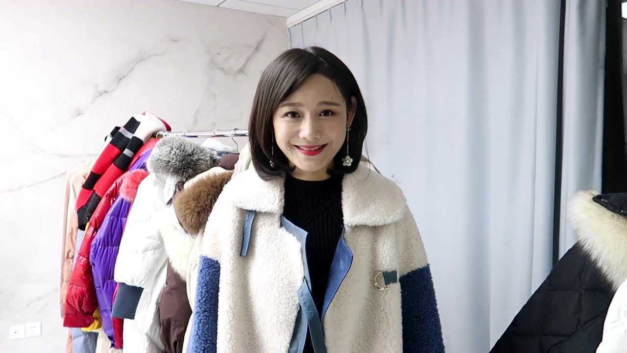 杭州知名主持人乐乐现身海宁皮革城,探访直播间内的达人主播