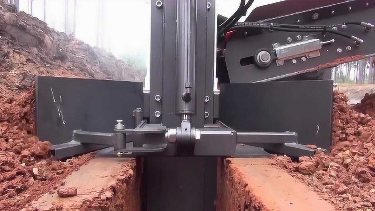 国外牛人将拖拉机改造成开沟机,改造后的性能简直太强大了!