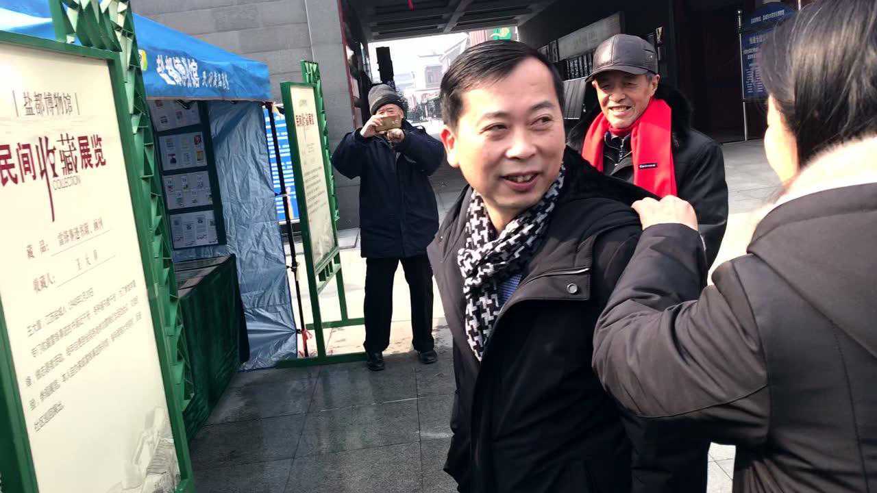倪自祥局长看望慰问盐都区收藏家协会参展人员