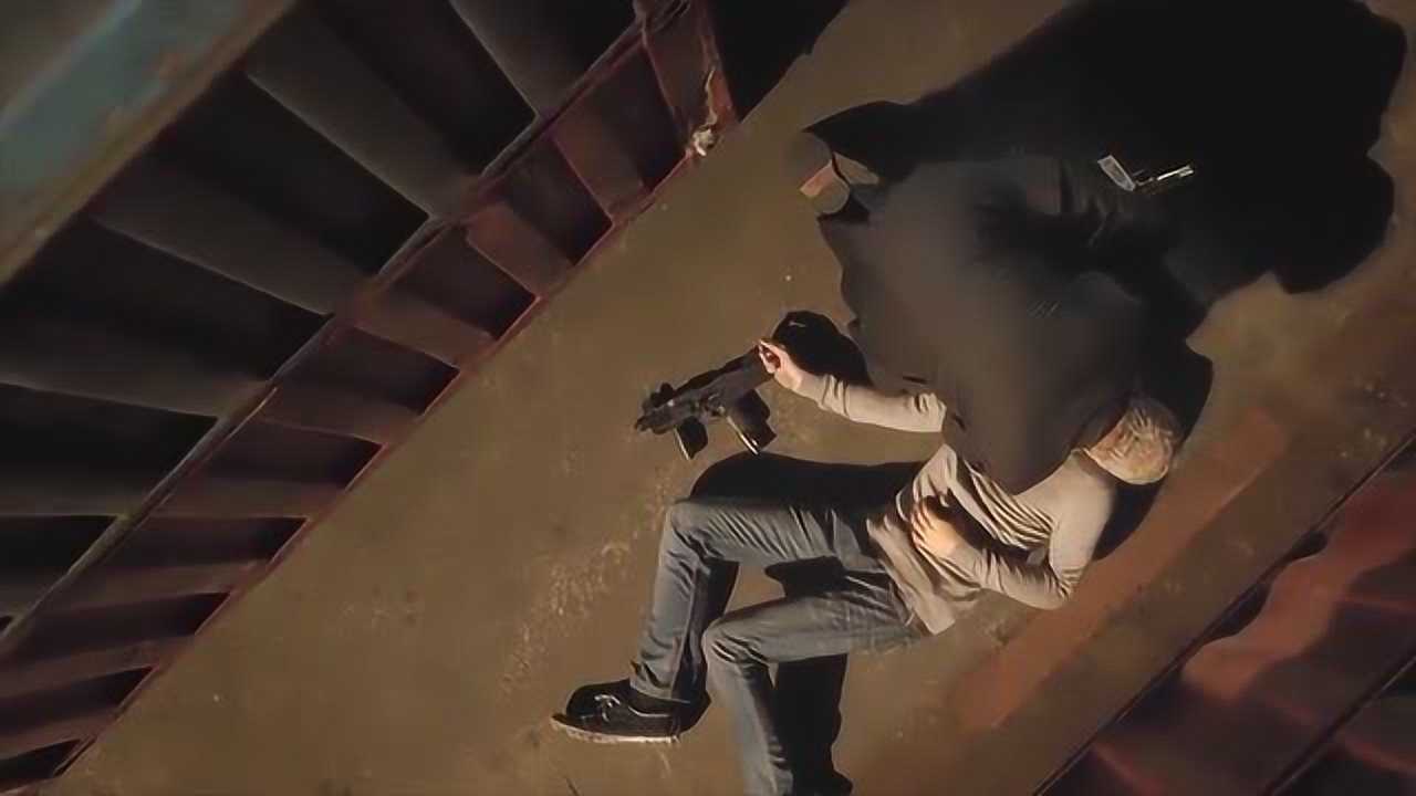 轰天抢救波波维奇来到安德烈的尸体旁边他抱着安德烈的头亲吻他