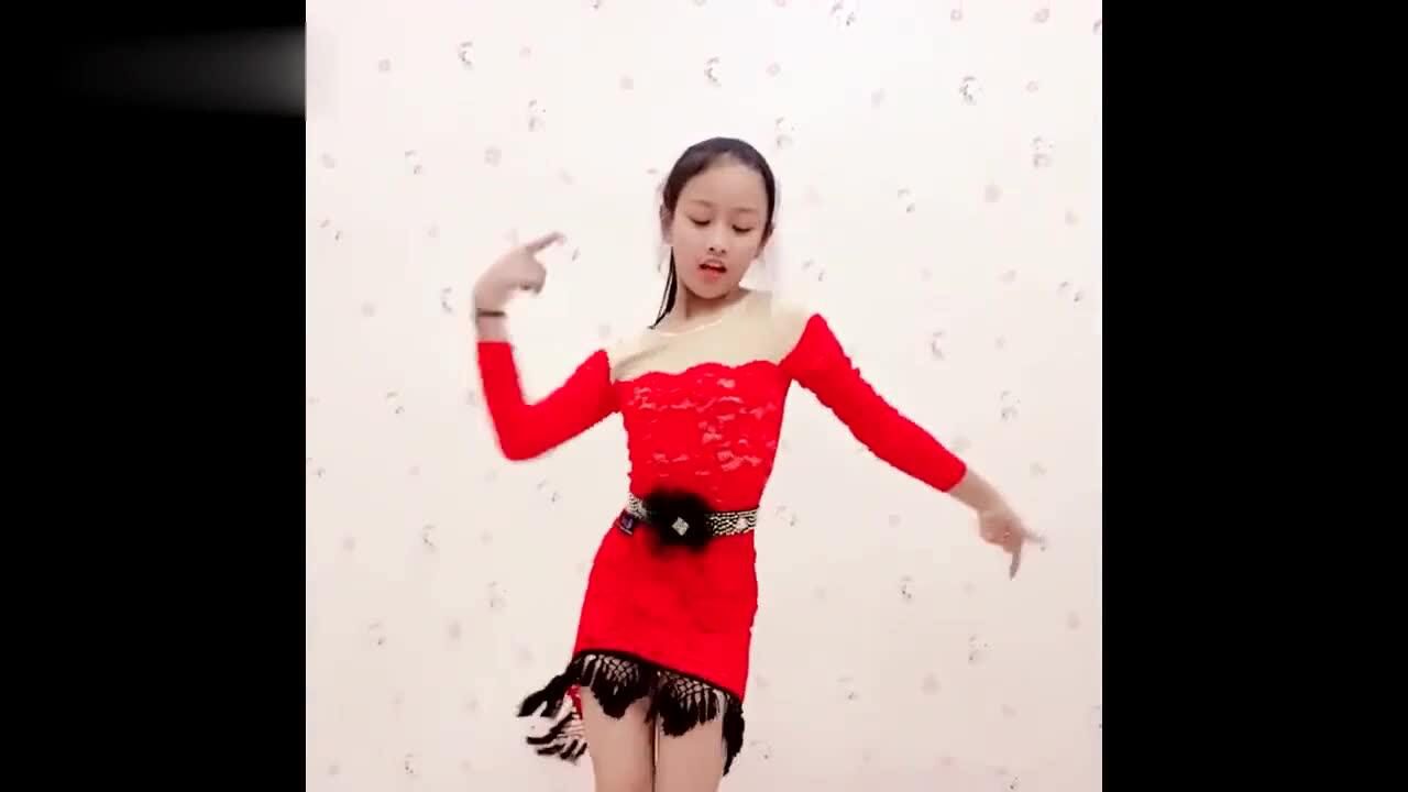 小萝莉跳拉丁舞火了，红色舞裙配上专业动作，小小年纪真是太棒了_高清