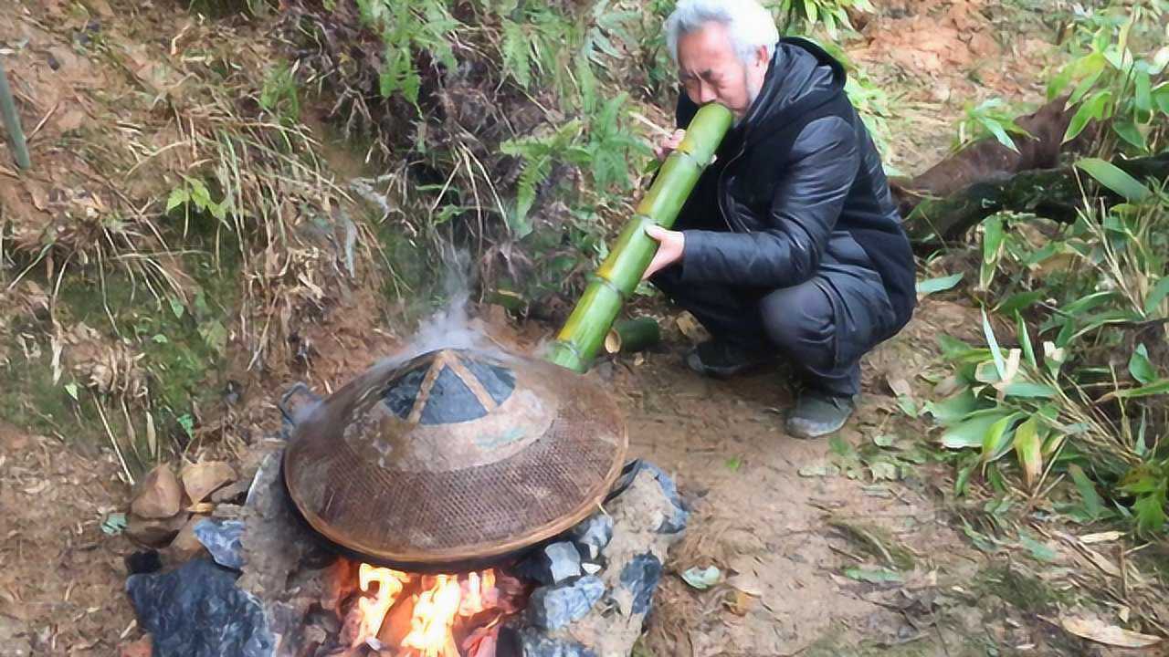 农村老头野外做竹筒饭,第一次做竹筒饭,米还没熟透