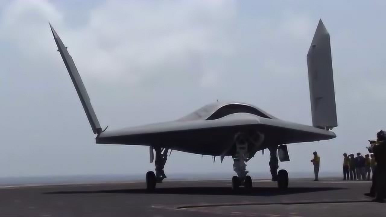 军事:实拍x47b隐形舰载无人机收翼全过程 帅得一塌糊涂