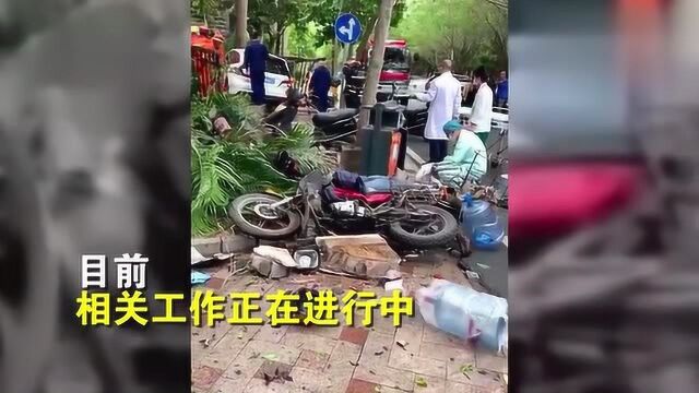 新闻:汕头龙湖区发生惨烈车祸,女司机被困车内一男子当场死亡