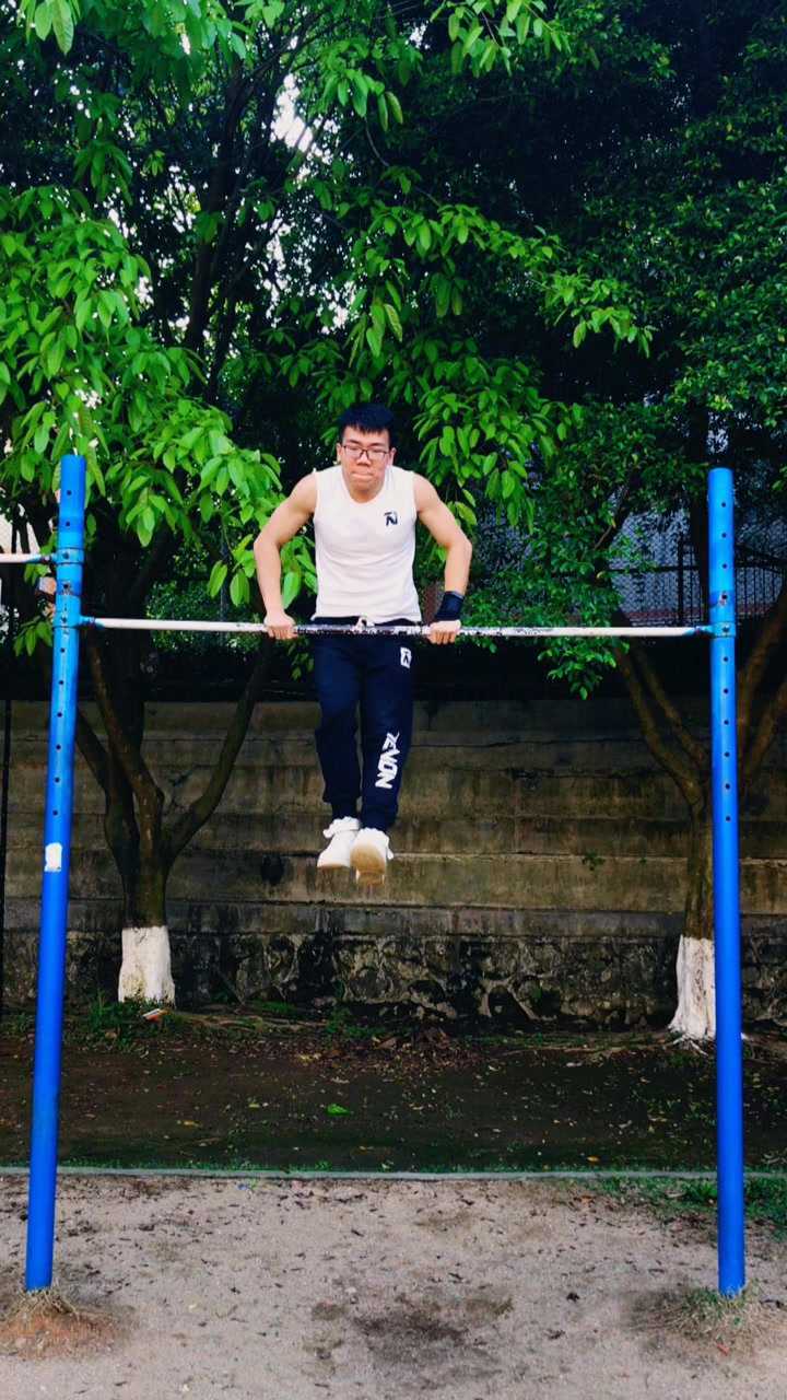 漫步引体向上,不算流畅,还要继续练习