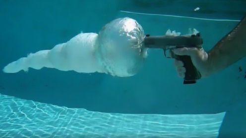 枪战时躲在水里能救命吗？要不是看了视频，没人相信这是真的