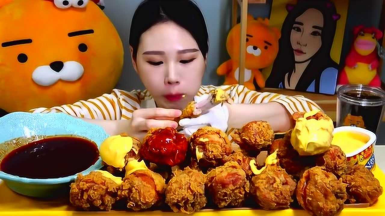 韩国女孩吃炸鸡腿,蘸上奶酪酱,吃的太香了,真馋人