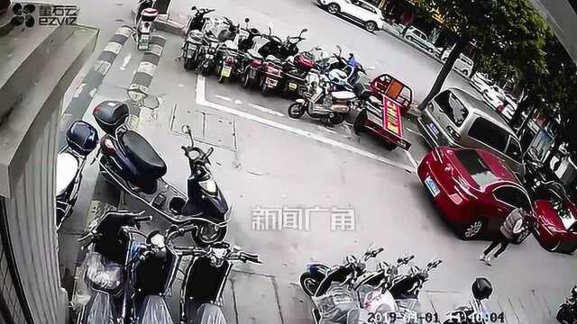 浮桥兴贤路:小轿车连撞8车!4人受伤!