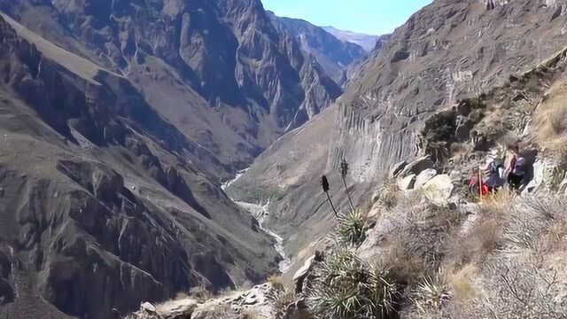 山峰雄伟,天空湛蓝,美不胜收的景色