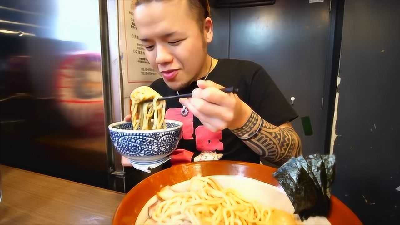 日本大胃王新井熊小哥挑战吃巨无霸叉烧猪肉溏心蛋荞麦面味增汤