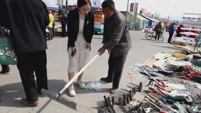 又是一年春耕时 农村大爷集市上卖农具 你认识几个