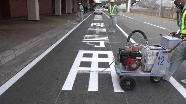 日本横平竖直的路面标识是如何画出来的,网友:推车的是个高手