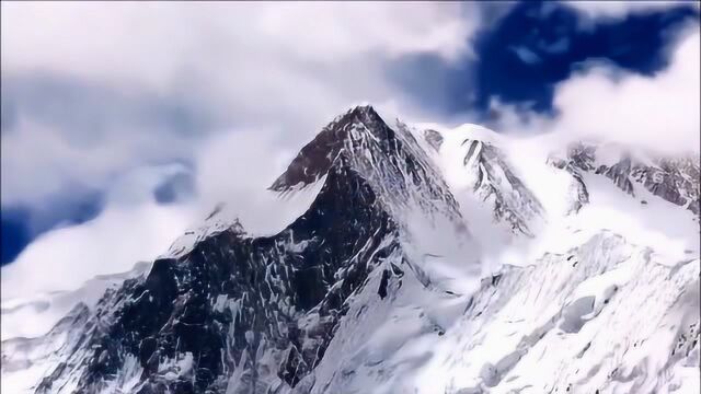 雪山景色迷人,险峻的山峰,晴朗的天空