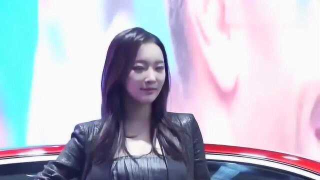 韩国美女车模,黑色皮衣尽显身材,不施粉黛笑容甜美