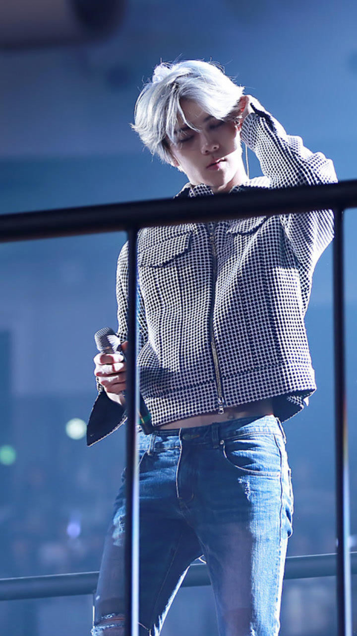 吴世勋上演制服诱惑,woli勋勋真是帅爆了,为你打call