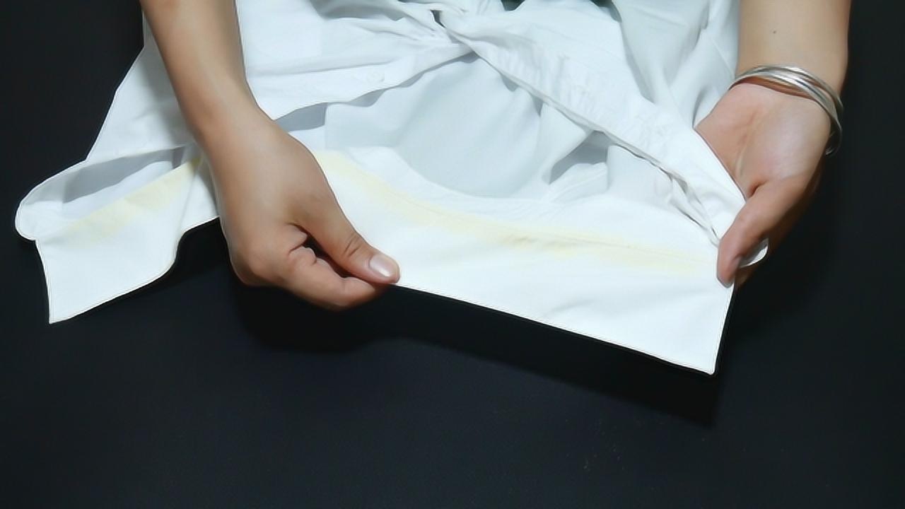 白色衣服衣领发黄怎么办？教你一招，黄渍轻松洗干净，太实用了_高清