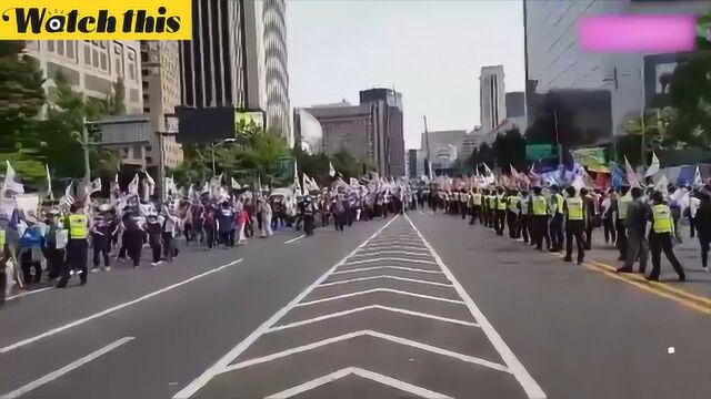 韩国亲朴市民与反对同性恋市民同天举行集会 狭路相逢占满车道