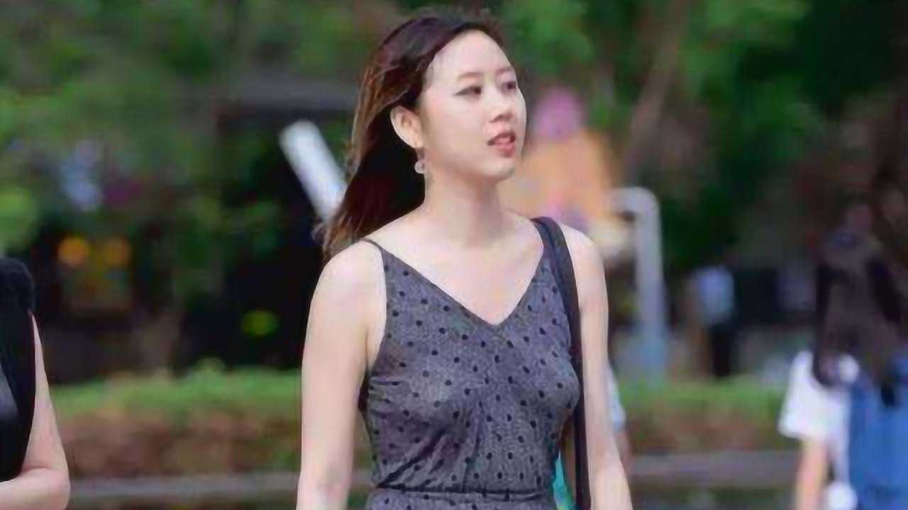 不穿内衣出门会发生什么？看看美国女生的穿搭，真正的解放天性！_高清