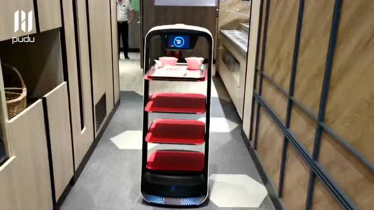 海底捞宝立方店使用普渡送餐机器人欢乐送进行传菜