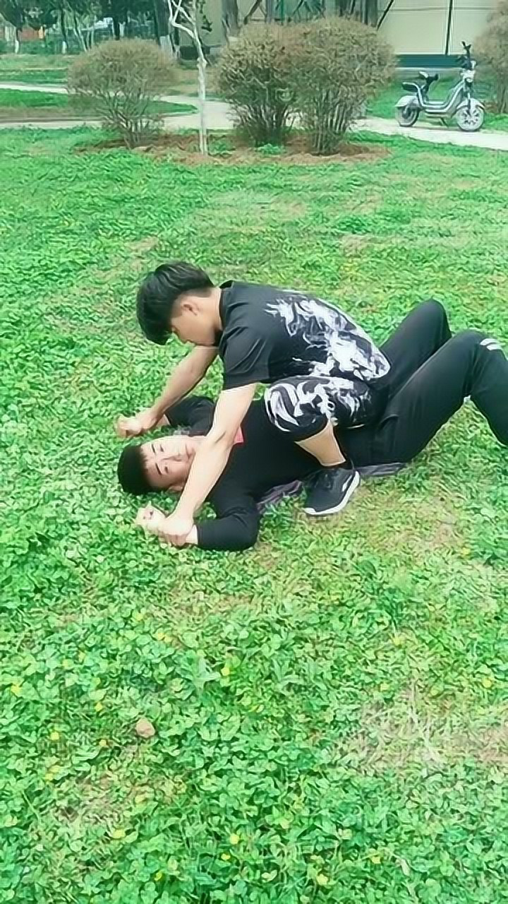 防身教学别人骑在身上按住双手怎么办