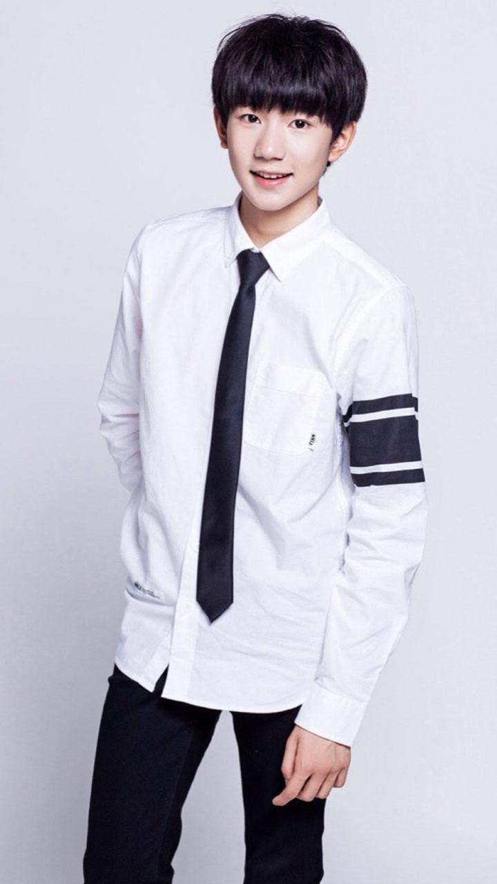 王源笑容像鲜橙多一样甜,甜进心里散发着一种特殊的魅力