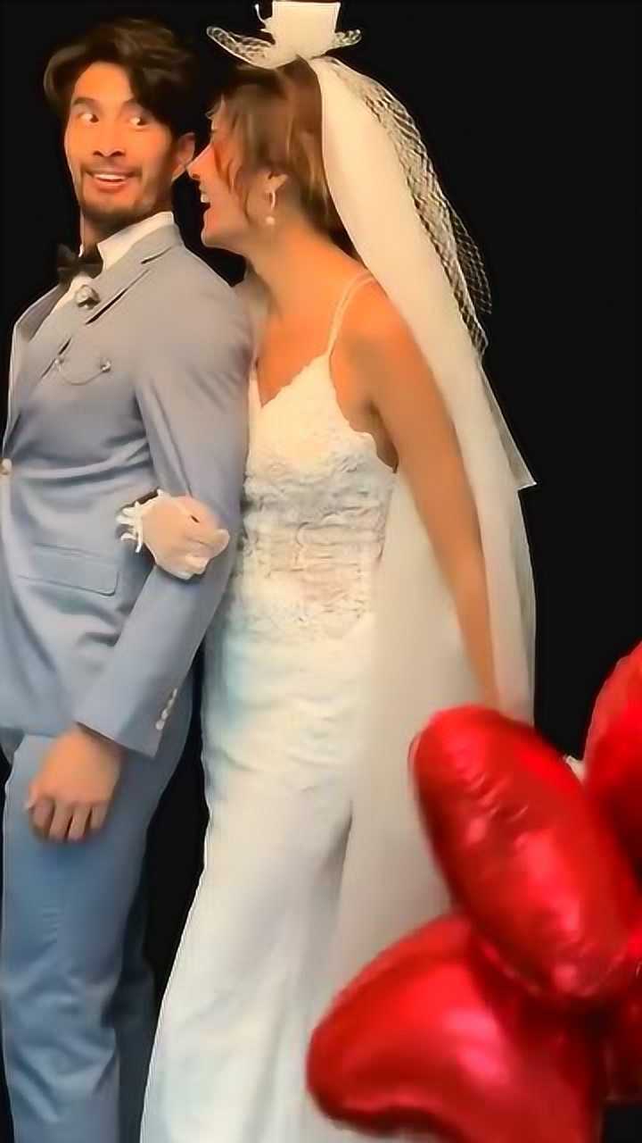 莎莎穿着婚纱大叔拿着红色气球感觉拍出来的成品一定超好看