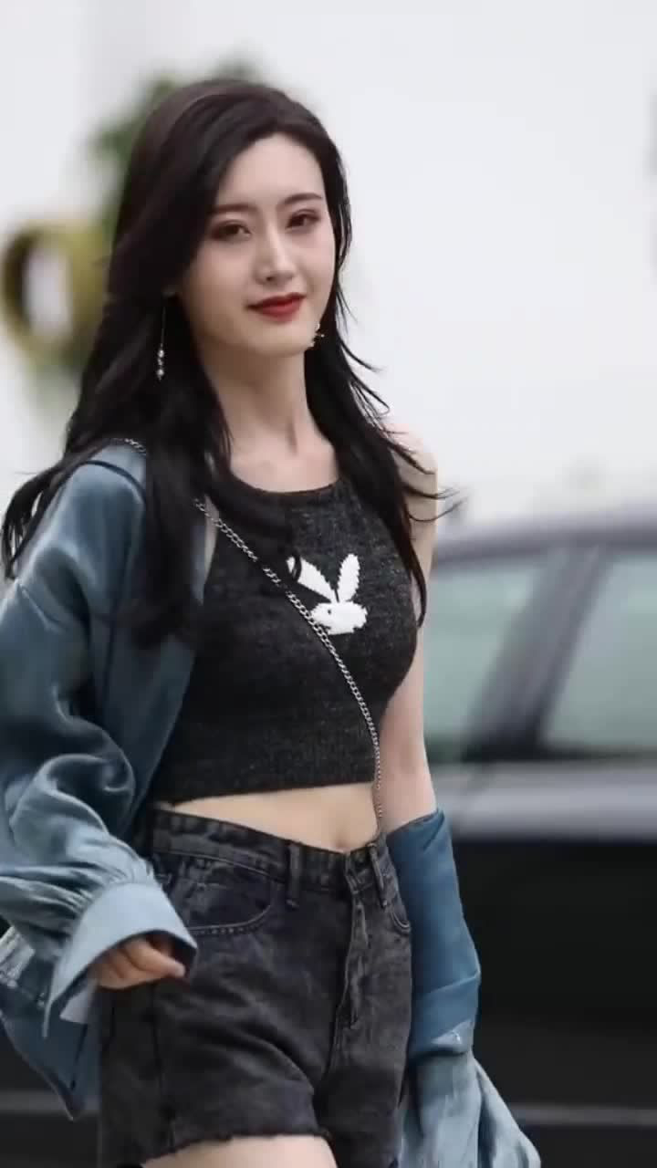 街拍重庆美女女人混得好不好看看她走路就知道了