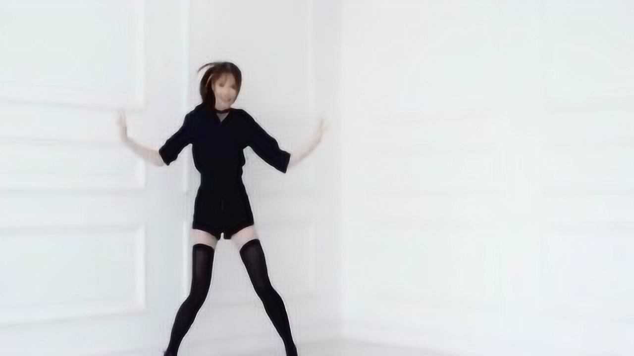 黑丝长腿美女跳舞超大胆，这动作这节奏，让人不由得跟着动_高清