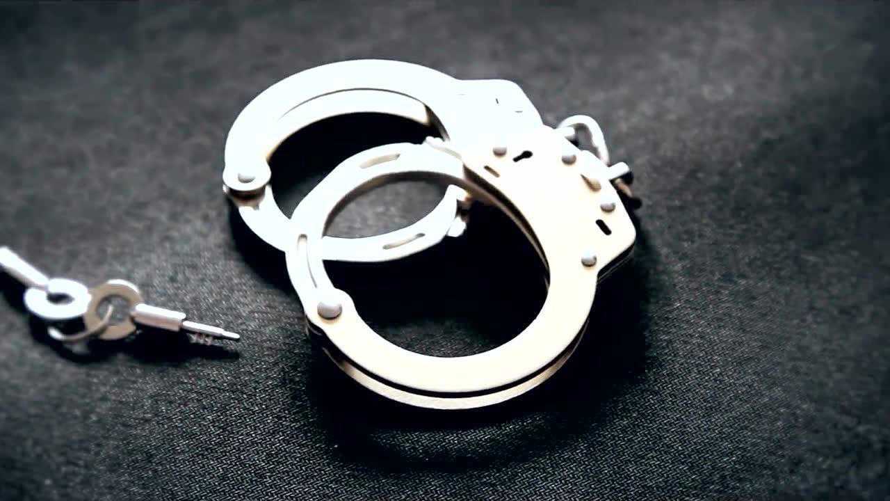 新型单警装备培训视频——金属手铐