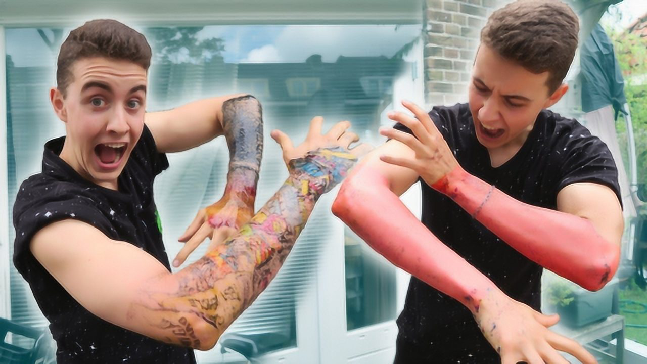 男子用"水转印"制作纹身,手臂伸入水中后,惊艳开始了!