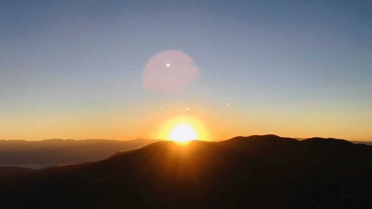 惊艳朝阳横贯东边光芒万丈 红日初升其道大光河出伏流一泻汪洋