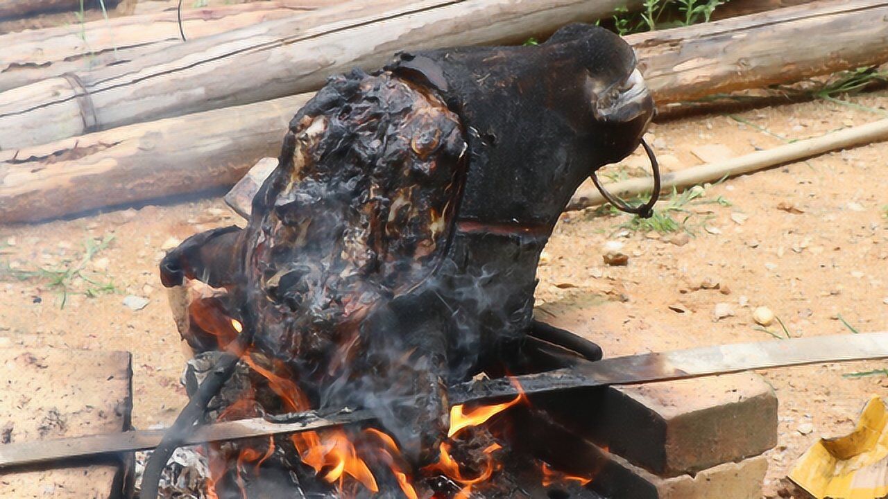 农村人真会吃,30斤牛头,烤半天再炖1小时,徒手抓起直接开啃