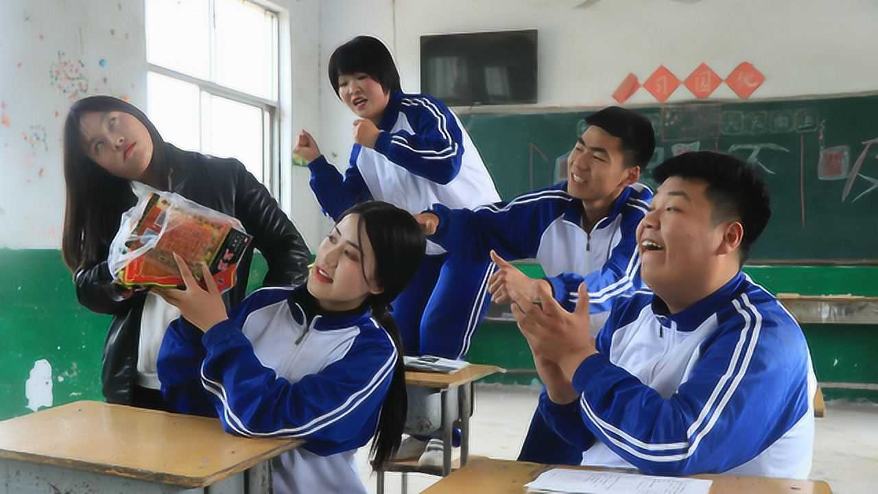 老师提问同学古诗,答上来就允许吃辣条,学生的回答句句不离辣条