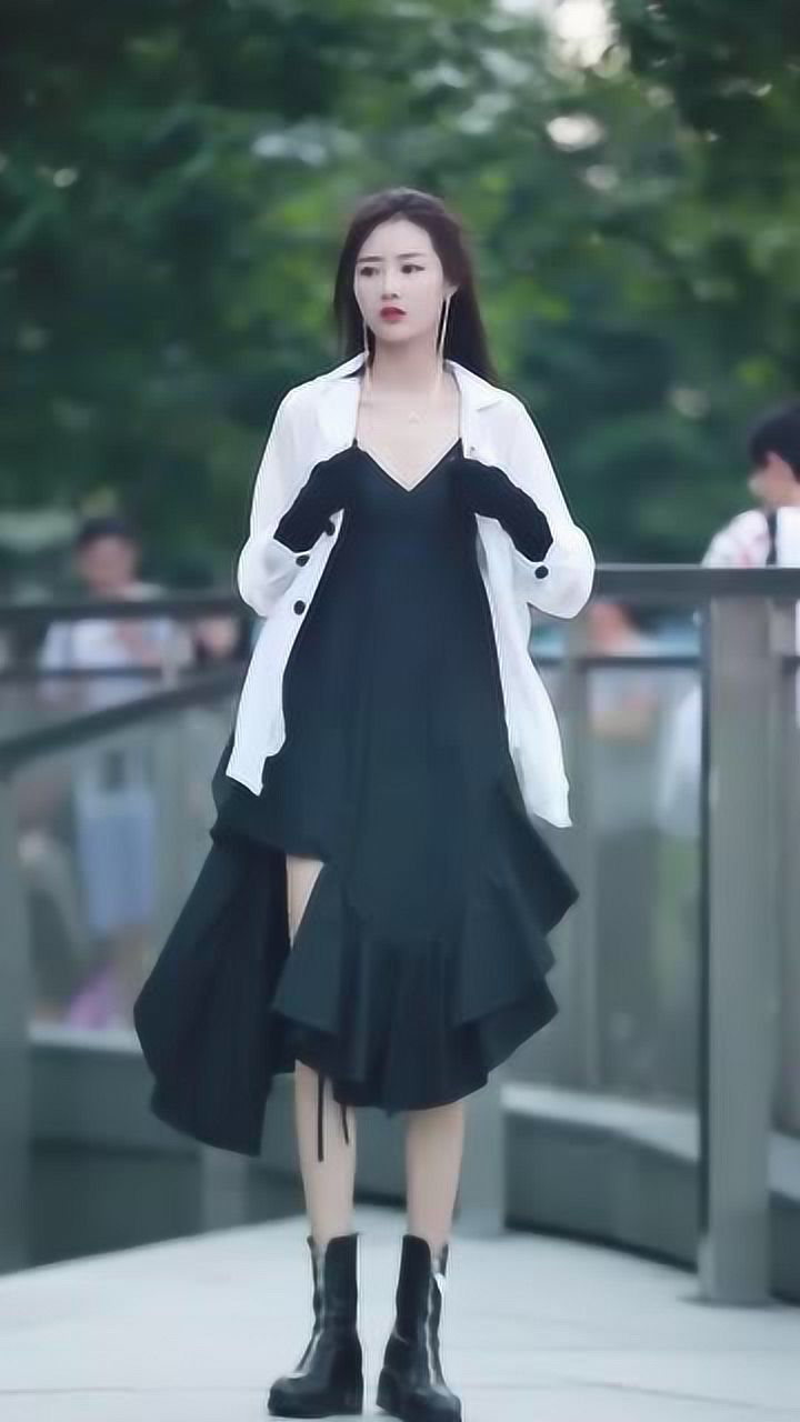 正确的敬礼方式是这样打开的,网红小姐姐晨妍亲身示教