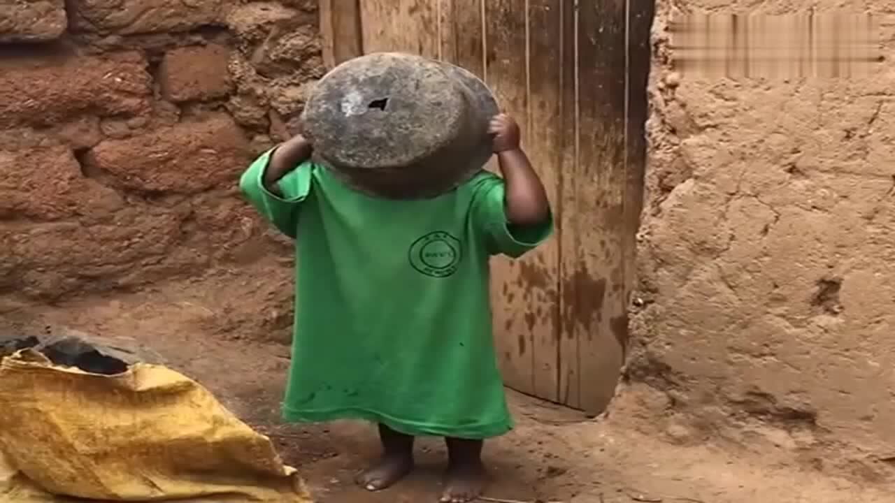 非洲宝宝没有玩具拿着一个破盆子也能玩出花样太萌了