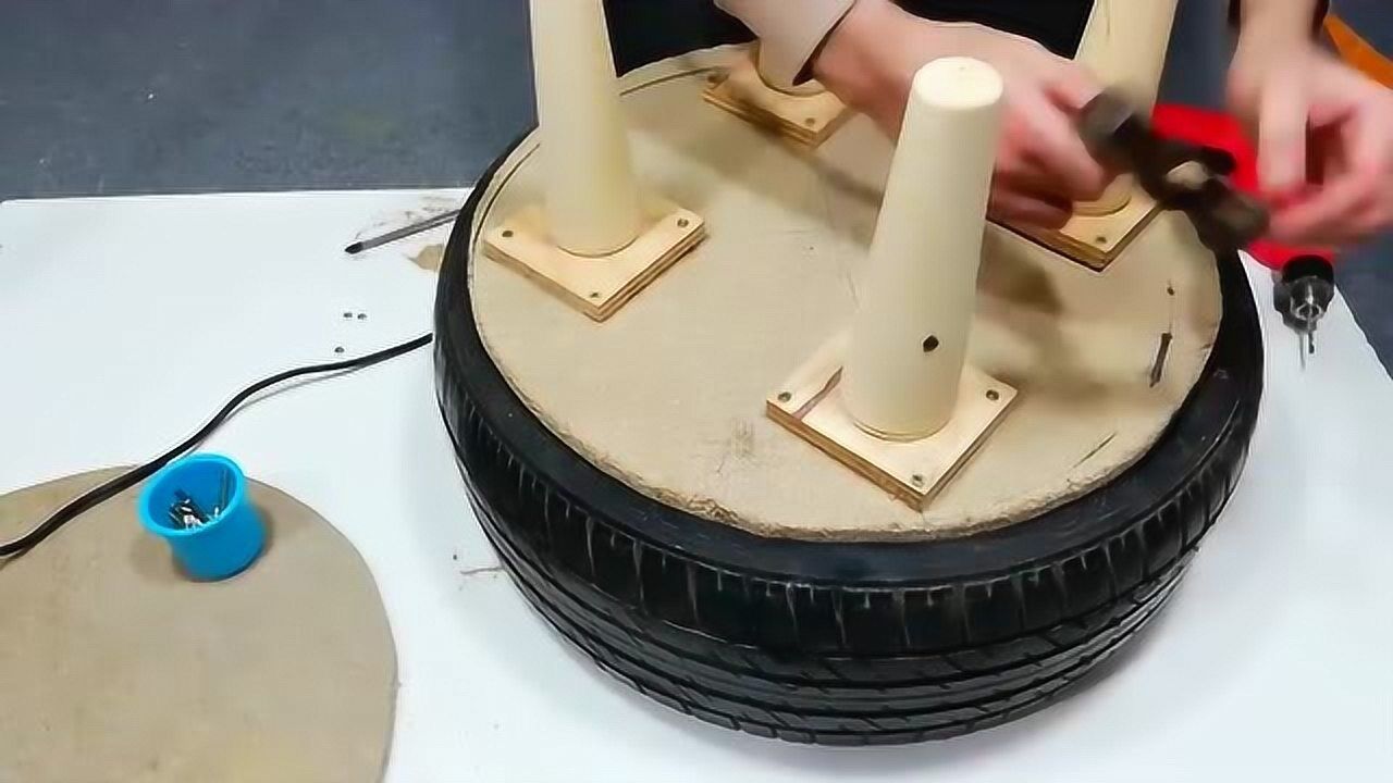 diy房间装饰简易工艺品废旧轮胎制作出漂亮凳子