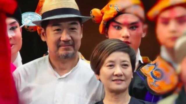 61岁邓婕和张国立一起看戏 头发花白显沧桑荧屏最美王熙凤老了