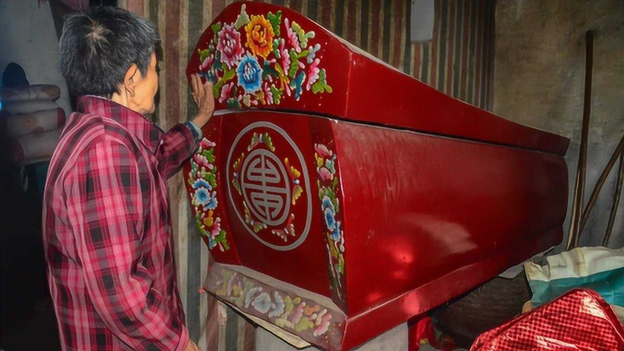 周公解梦，外出游玩时梦见楼上有红棺材，寓意何在？