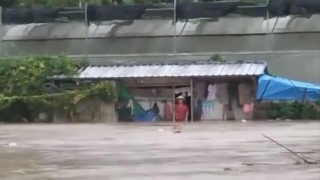 海南琼中持续暴雨致内涝:房屋被淹多人被困,消防搭索营救