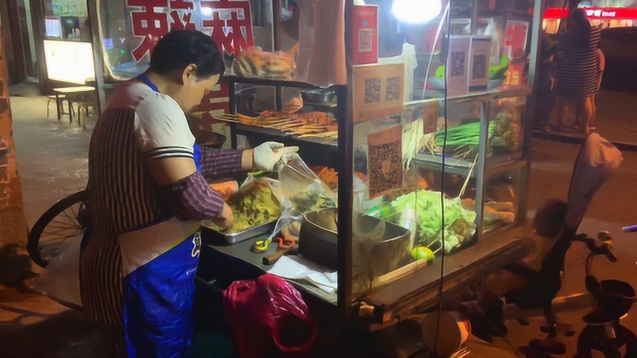 济南街头发现炸串摊,10多种荤素菜1块钱一串,香而不腻!