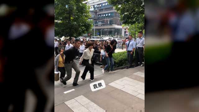 《中国机长》宣传生图来了,张天爱热情打招呼,李沁靠气场取胜