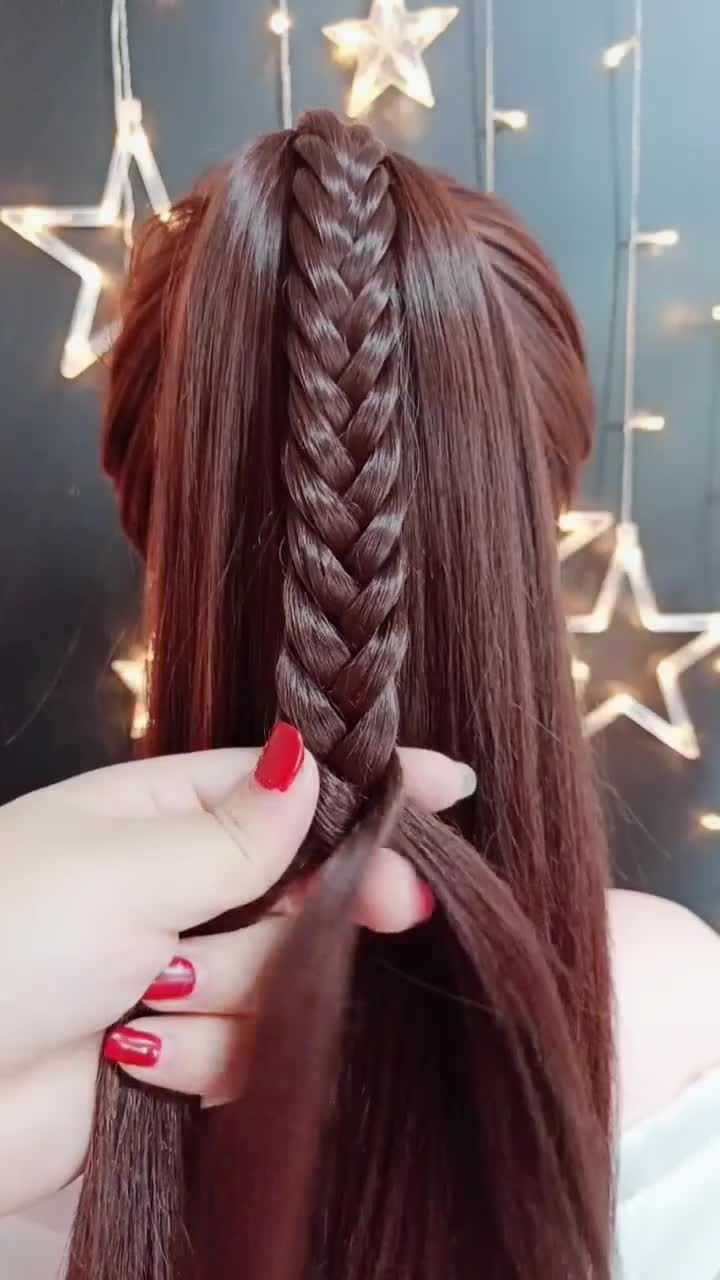 秋季头发容易乱,长发美女高马尾这样编,时髦又漂亮