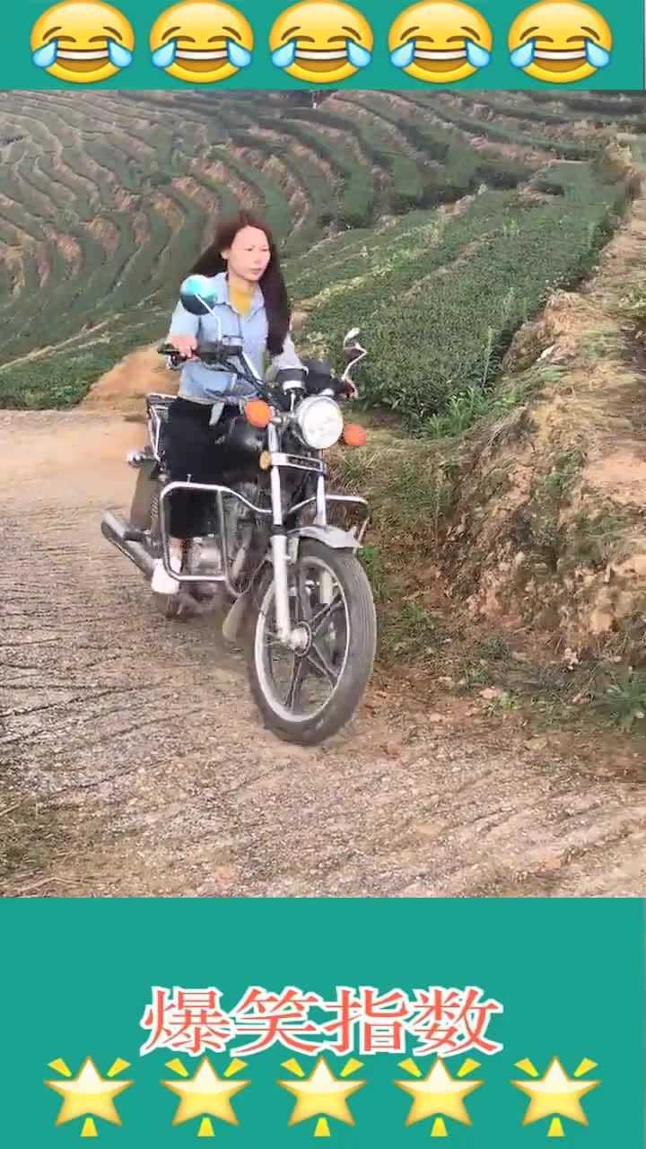 这个农村姑娘厉害了骑着摩托车利索上坡我反手就是一个赞