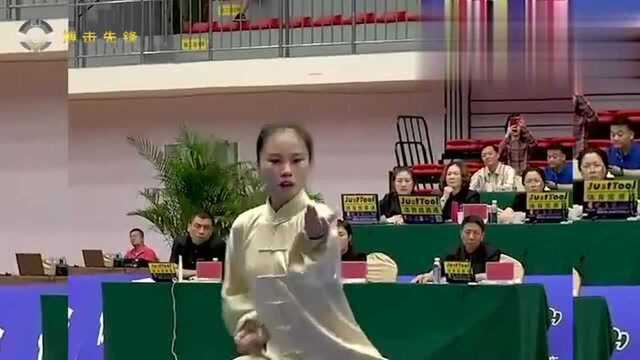 年轻美女打太极拳,气场强大英气逼人,超出了以往的想象