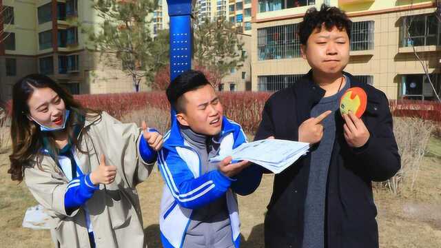 学生捡到老师钱包,老师奖励学生拾金不昧,拿来一沓试卷感谢