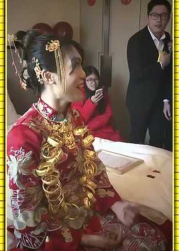 新娘脖子上戴满金手镯,有钱就是不一样,婚后也有地位