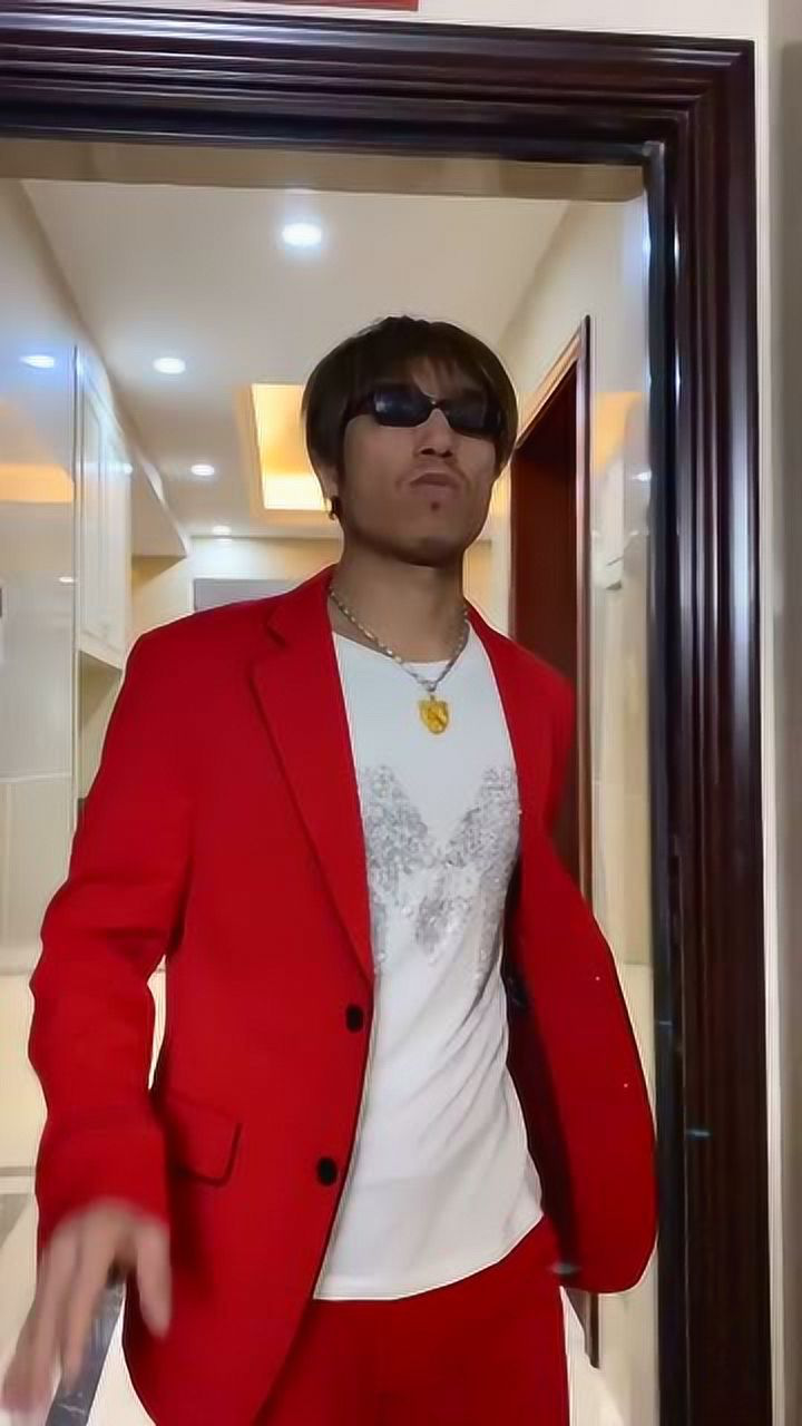 乌鸦哥换身衣服,就变成了乌鸡哥!