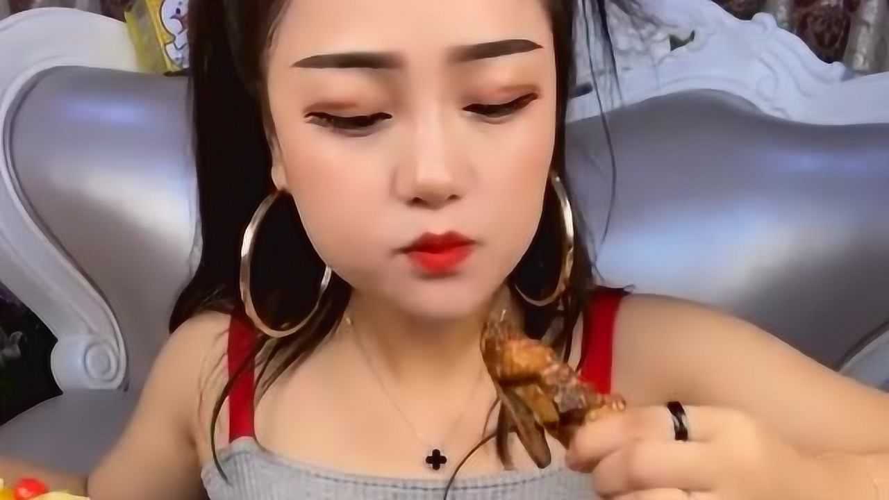 吃货小仙女小姐姐大口吃可乐鸡翅看着可真是想吃