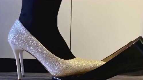 美女穿上高跟鞋之后整个人都变得不一样了她为什么要踩这些鞋子呢