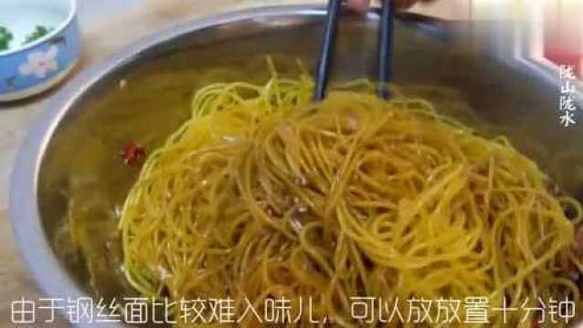 农村妈妈做碗酸辣钢丝面,回味一下小时候的味道!这面你吃过吗?